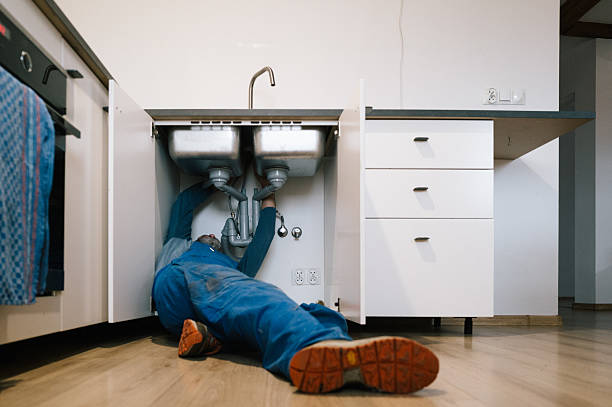 Professional Emergency Plumber technician working in Alvin, TX